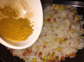 加入咖喱粉调味上色