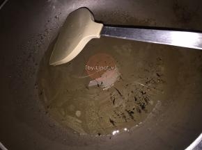 接着热锅，放适用油烧热