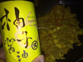 最后加1勺又伊鲜的柚子酱油翻炒均匀提鲜即可出锅，将炒好的咖喱菠萝炒饭装到菠萝模具中即可。