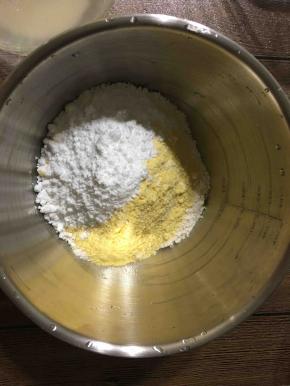 面粉、玉米面、糖霜倒入盆中