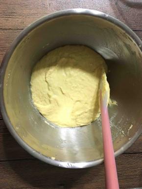 将水、酵母粉倒入面粉中，搅拌成均匀的糊状。