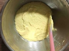将水、酵母粉倒入面粉中，搅拌成均匀的糊状。