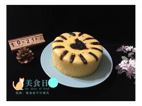 蒸好的发糕出锅，稍冷后脱模。