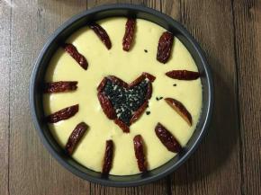 表面装饰上红枣，（因为我家只有红枣了，表面也可装饰上葡萄干、蔓越莓干等）