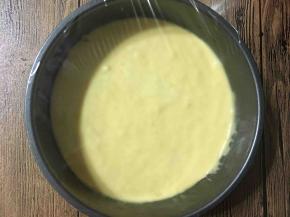 将面糊倒入抹了油的六寸圆形模具中，稍微震下使其表面平整。盖上保鲜膜放温暖水润的地方发酵40分钟左右，大约发酵到模具的八九分满。