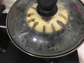 放入蒸锅中大火蒸35分钟左右，然后关火焖4-5分钟。