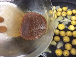 加入没过栗子表面一半的水量，倒入腌制过排骨的酱汁，盖上锅盖焖煮20分钟