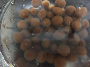 倒入之前准备好的其中一碗凉开水里，泡3分钟
然后轻轻洗一下珍珠表面的粘液
注：泡珍珠时再煮开一锅水
水开了，把珍珠再倒进去煮10分钟（我弄的珍珠比较大，煮的时间相对长，亲们可自行调节时间）
煮完沥水倒进第二碗凉开水里继续泡3分钟