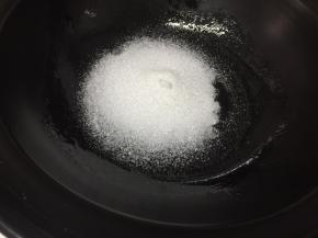 小火，锅里倒入砂糖