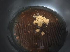 小火，锅里放入水和红糖粉