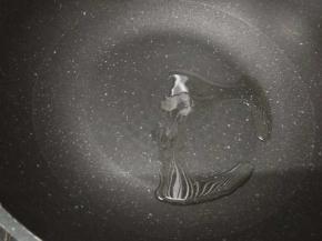 中小火，热锅下油