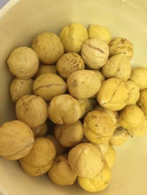 栗子去壳去衣，栗子去衣前用热水泡5分钟，很容易去衣的