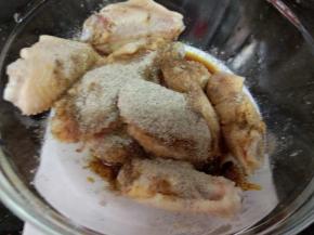 加入酱油、老抽、料酒、黑胡椒粉