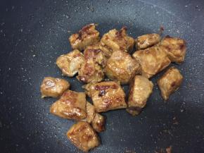 把排骨煎至两面金黄，捞起备用