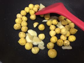放入栗子翻炒一下