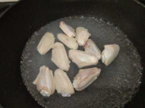 煮一锅开水，鸡中翅放进去煮一分钟，捞起，冲洗一下