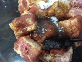 放入所有腌制排骨用料