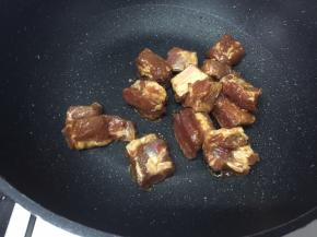 中火，热锅下油，用筷子把排骨夹放进锅里，煎一下