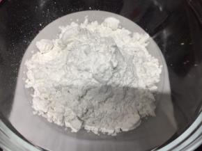 同一大碗放入木薯淀粉