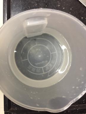 做奶茶前准备一大碗冷开水，放入冰箱冷冻