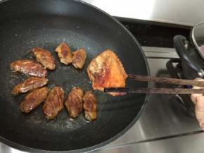 煎至外面看不再冒血水，脱骨，筷子戳孔不带出血