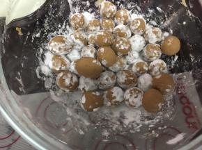 把搓好的珍珠放入到放了木薯淀粉的碗里