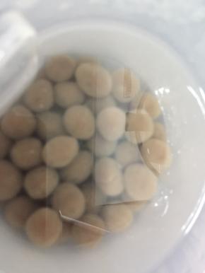 在第二次泡珍珠时再煮一锅开水，进行第三次熬煮，第三次我还是用10分钟，
然后沥干水放进第三碗凉开水里泡一下捞起，
取出冷冻在冰箱里的那碗水，把珍珠倒进去泡3分钟捞起沥干
此时的珍珠超有弹性、像弹珠球