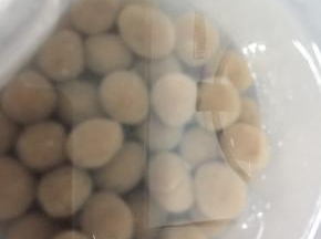 在第二次泡珍珠时再煮一锅开水，进行第三次熬煮，第三次我还是用10分钟，
然后沥干水放进第三碗凉开水里泡一下捞起，
取出冷冻在冰箱里的那碗水，把珍珠倒进去泡3分钟捞起沥干
此时的珍珠超有弹性、像弹珠球