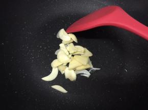 中大火，热锅下油，把姜蒜放进去爆香