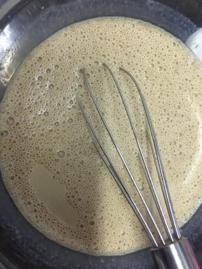 加入牛奶，用手动打蛋器搅拌均匀