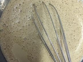 加入牛奶，用手动打蛋器搅拌均匀