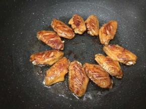 翻面，转小火，再煎10分钟