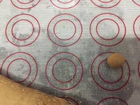 取一点搓成元，我做的是外面卖的3倍大，珍珠大小随自己喜欢哦