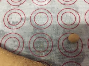 取一点搓成元，我做的是外面卖的3倍大，珍珠大小随自己喜欢哦