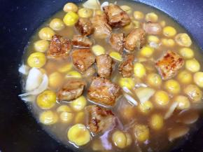 加入排骨，盖锅盖焖煮20分钟