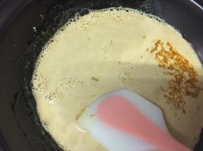 快速加入奶茶，搅拌均匀，煮2分钟即可
喝的时候放入珍珠