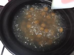 水开后把珍珠放进去，一开始要搅拌一下，防止粘底