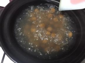 水开后把珍珠放进去，一开始要搅拌一下，防止粘底