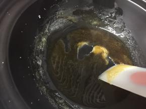 一边搅拌一边熬煮，熬煮至变焦黄，冒小泡泡