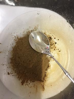 用一大碗放入红茶粉