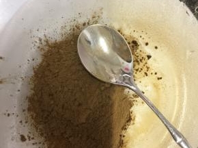 用一大碗放入红茶粉