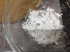 面团从碗里取出，往碗里加入一点木薯淀粉