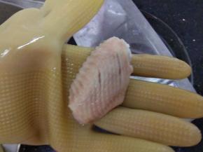 在鸡中翅表面划两刀，这样更容易入味