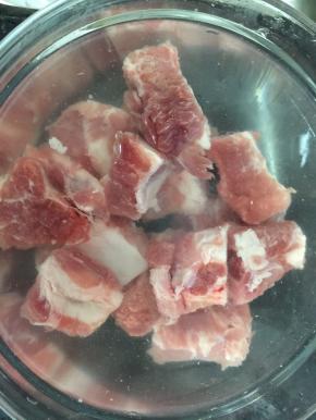 排骨洗干净沥干水用食用水泡30分钟，把血水泡出来