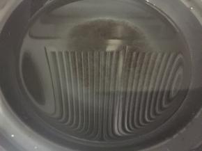 面团搓剩1/3时，锅里放入多一点的水，开火煮