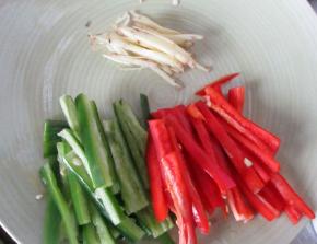 青红椒和姜都切丝