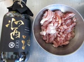 猪瘦肉切丝，加盐、黄酒、和又伊鲜酱油抓拌均匀