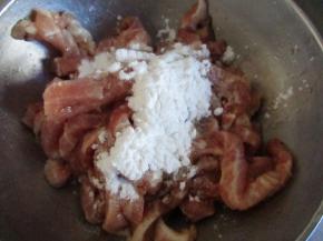 抓拌均匀后加入干淀粉继续抓拌均匀