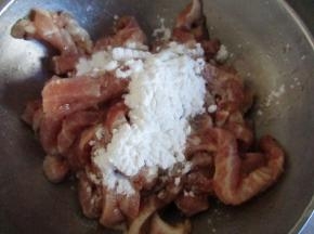 抓拌均匀后加入干淀粉继续抓拌均匀