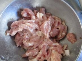 最后加入少许油拌均匀，加了油之后炒的时候不会粘锅，肉丝之间也不会相互粘连